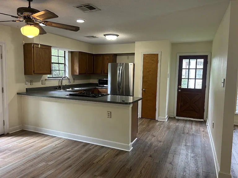 715 Colbert St — Photo 5