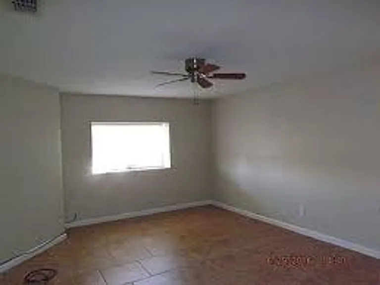 1933 N Cynthia Dr — Photo 2