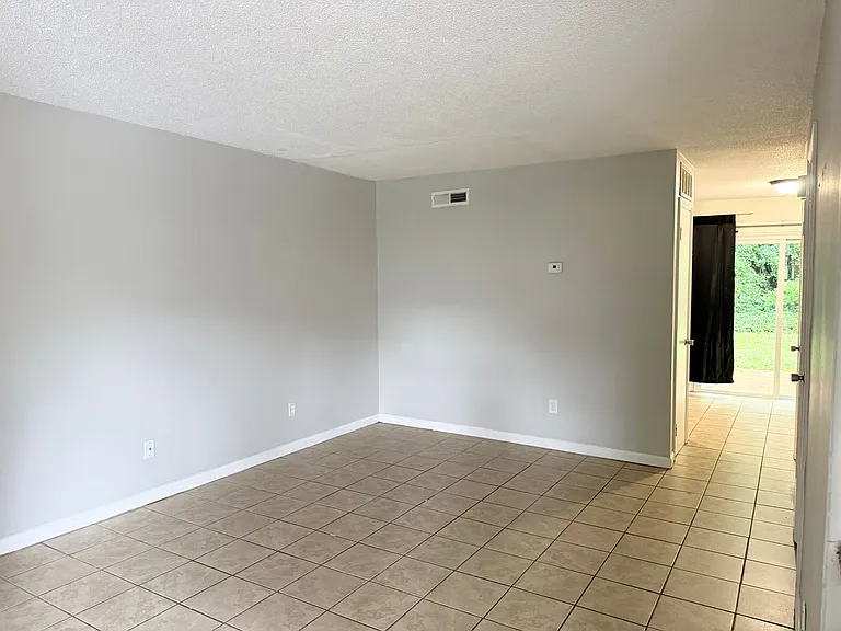 405 17th Ave NE #5 — Photo 4