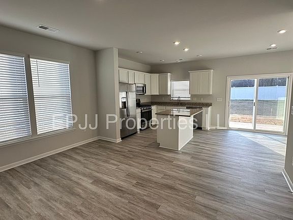 3rd image of 141 Randwick Ln