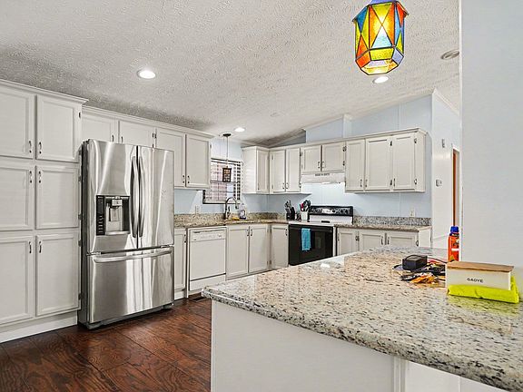 3rd image of 784 Lewis Ln.