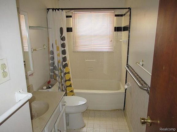 2nd image of 7251 N Vernon St