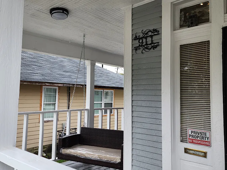 911 Polk Ave — Photo 13