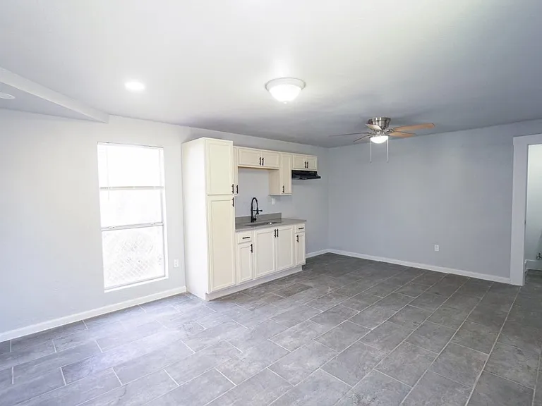 1139 1/2 Morales St — Photo 6