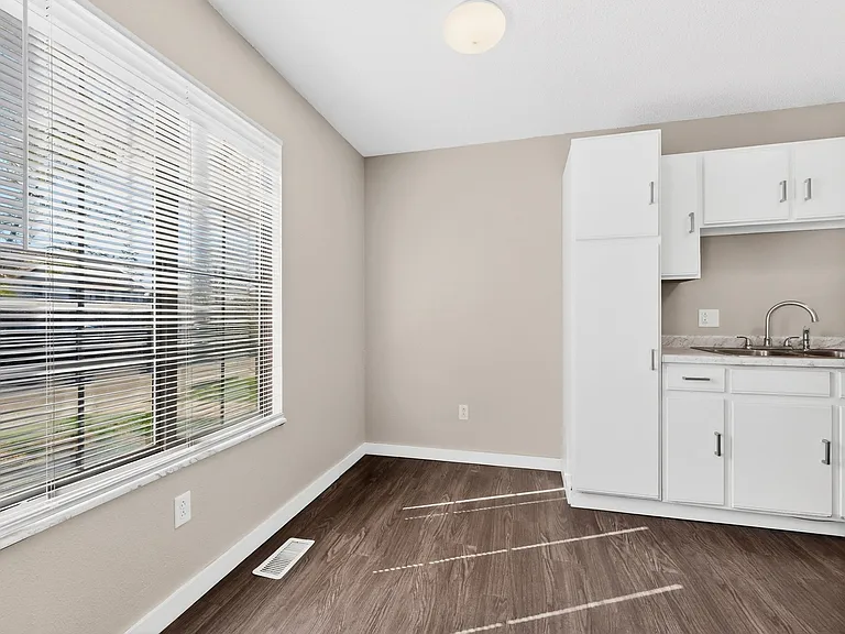 Walnut Woods Apartments — Photo 12