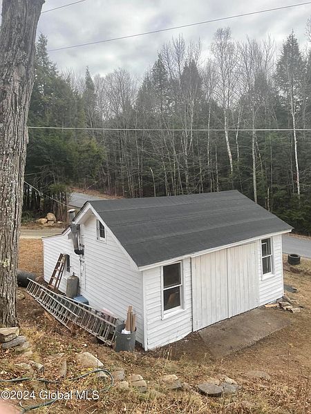 5th image of 261 Fox Hill Road
