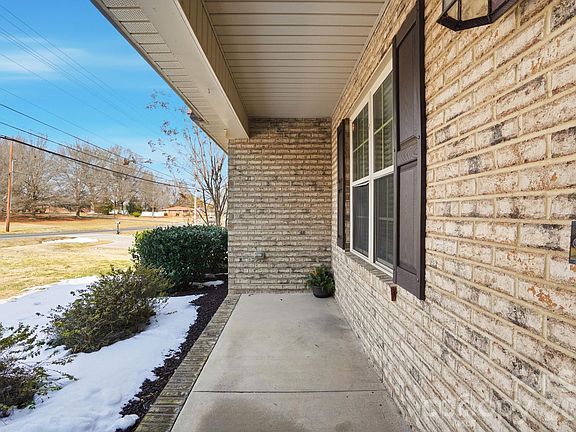 5th image of 2122 Centergrove Rd