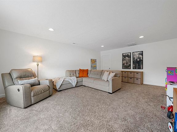 5th image of 460 Azra Ct