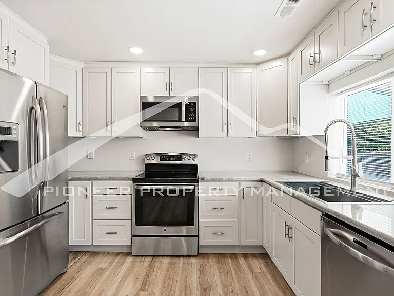 2733 S Glencoe St — Photo 9