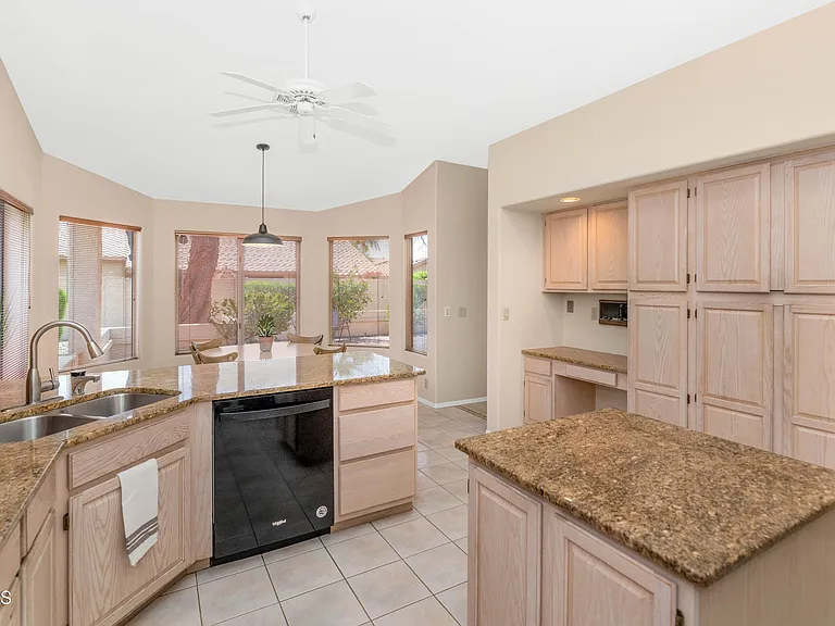9013 W Kerry Ln — Photo 8
