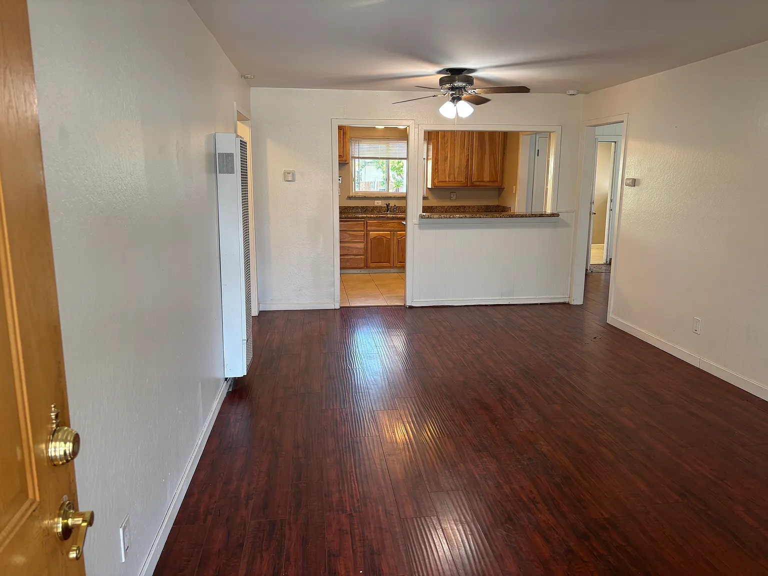 2739 Lincoln Ln — Photo 2