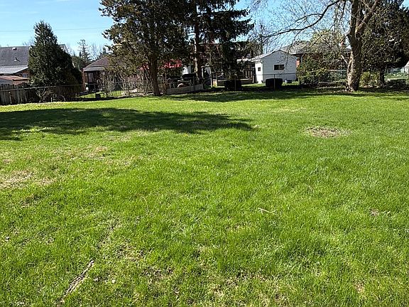 5th image of 137 Locust St