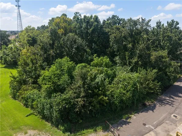 610 W Easy St, Destrehan, LA 70047