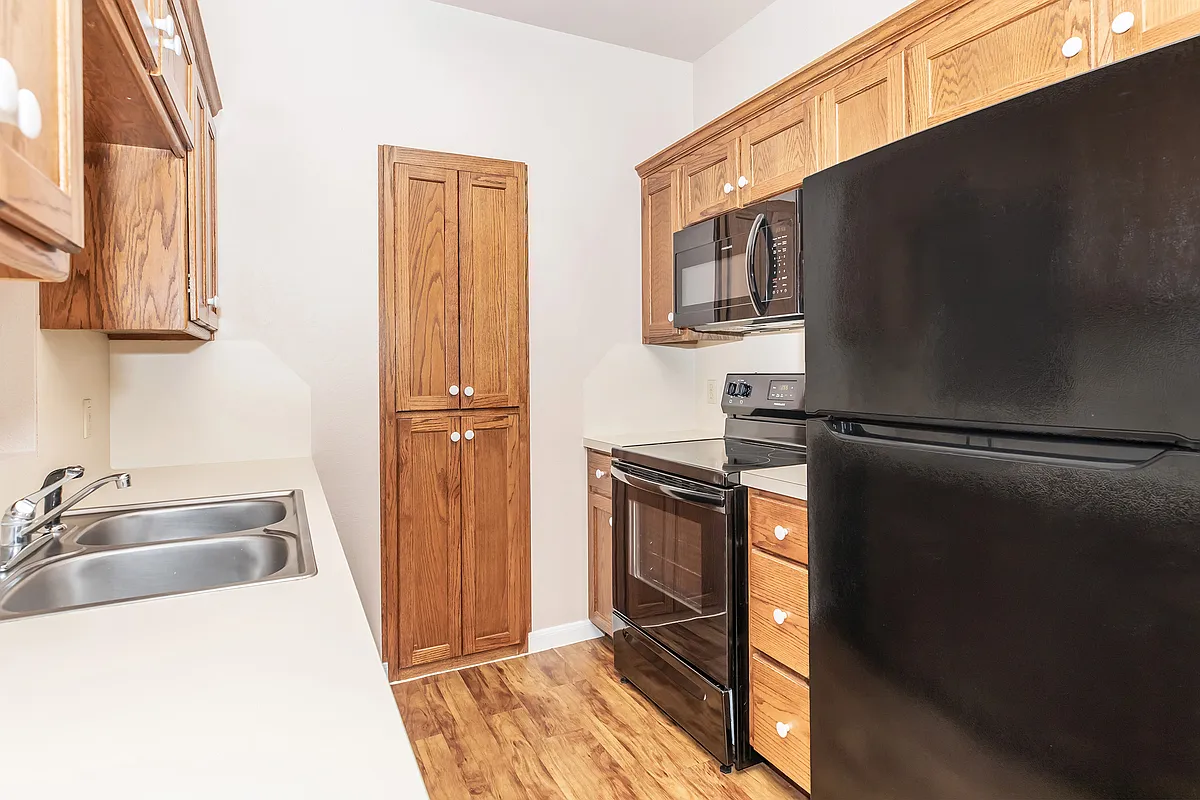 Building Photo - Saddlebrook Manor