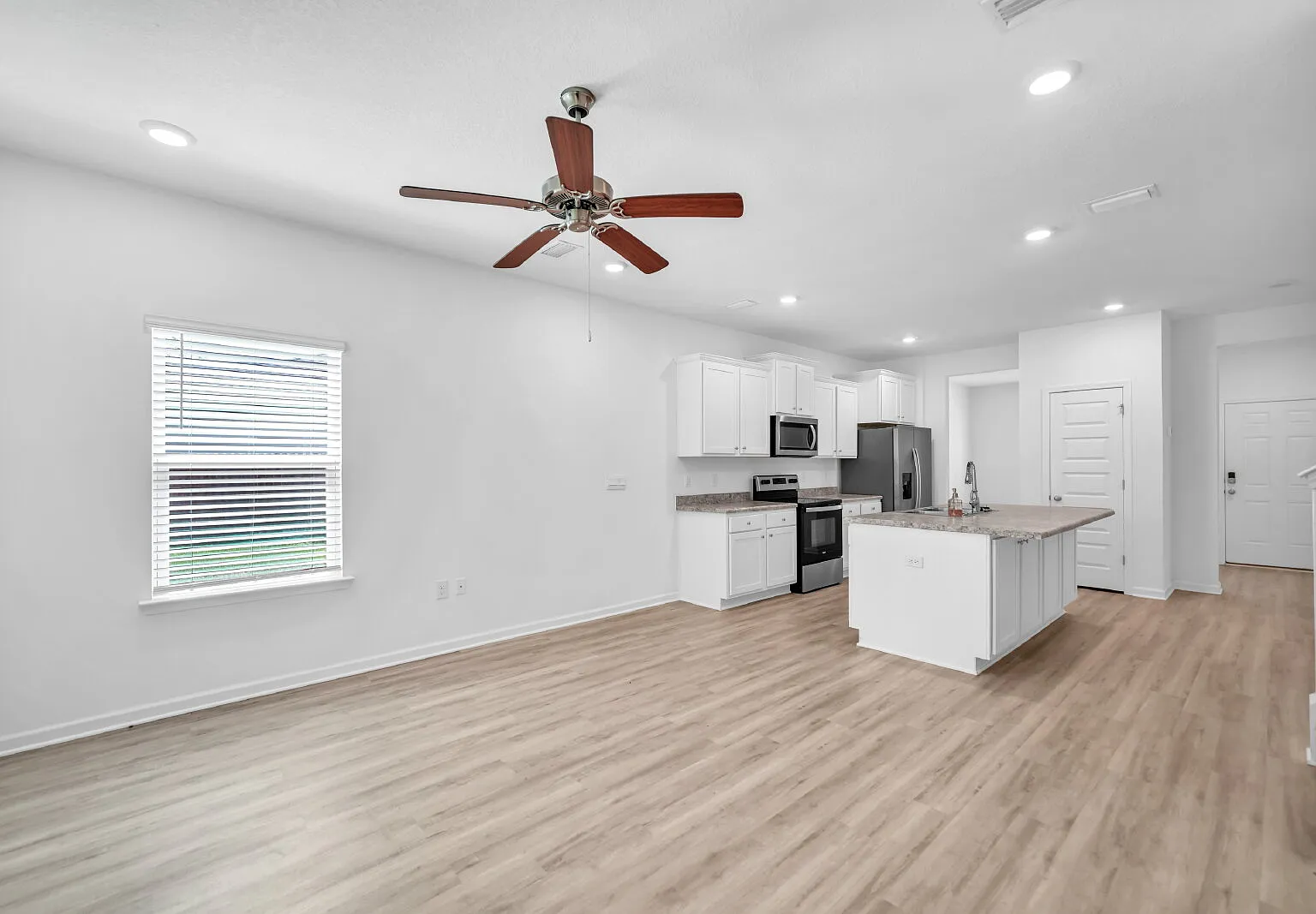 4 bed, 3.5 bath, 2318 sqft, $2,800 — Photo 2
