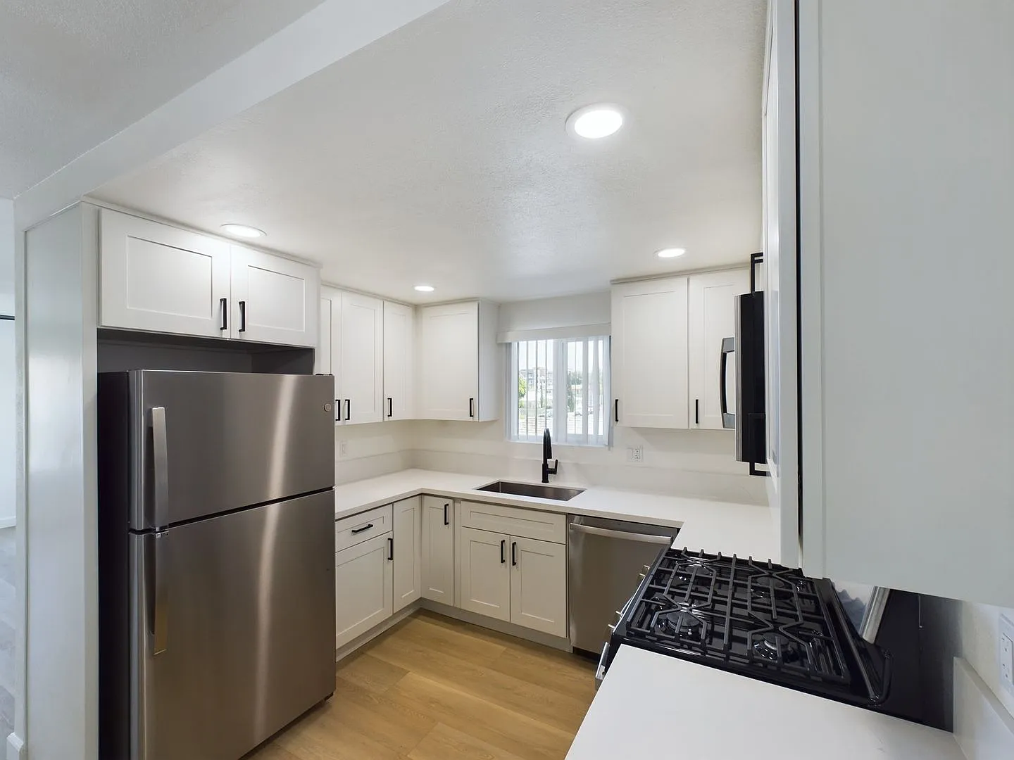 419 W 4th Ave — Photo 1