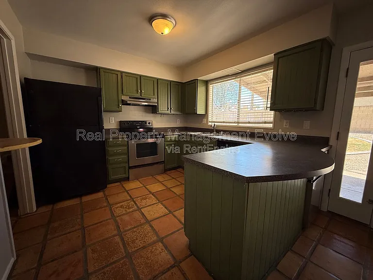 2401 W Fremont Dr — Photo 8