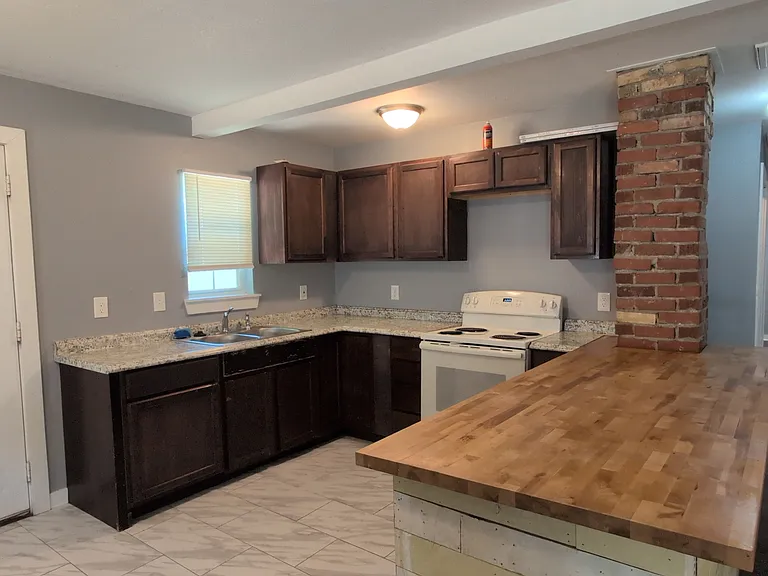 725 NE 25th St — Photo 5