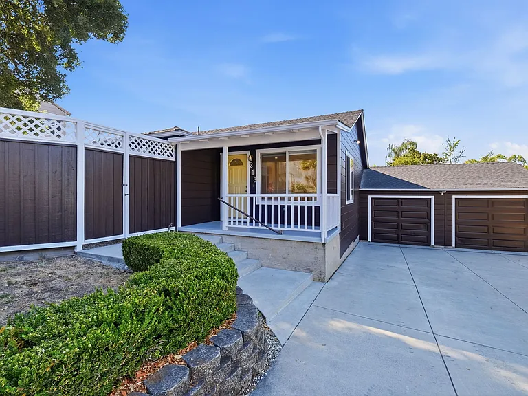 218 Mora St — Photo 4