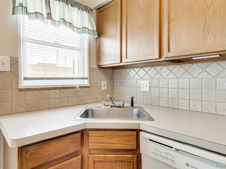 3388 Coolidge Hwy — Photo 33