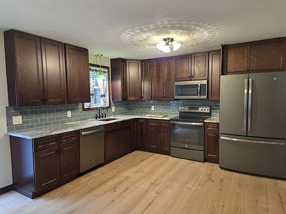 4th image of 35 Pine Ridge Dr