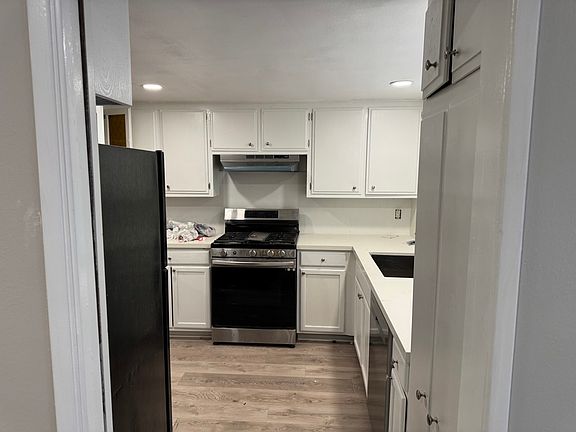 4th image of 415 S Tahquitz Ave