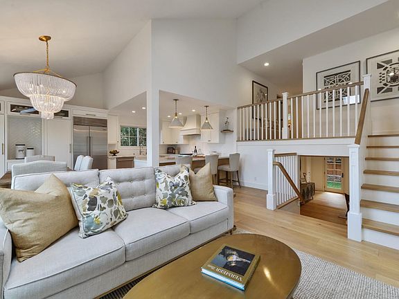 3rd image of 1002 Lakeview Way