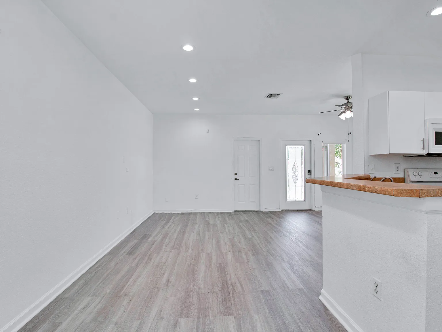 2 bed, 1100 sqft, $2,500 — Photo 2