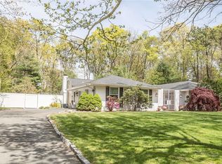 4 Leighton Ct, Melville, NY 11747