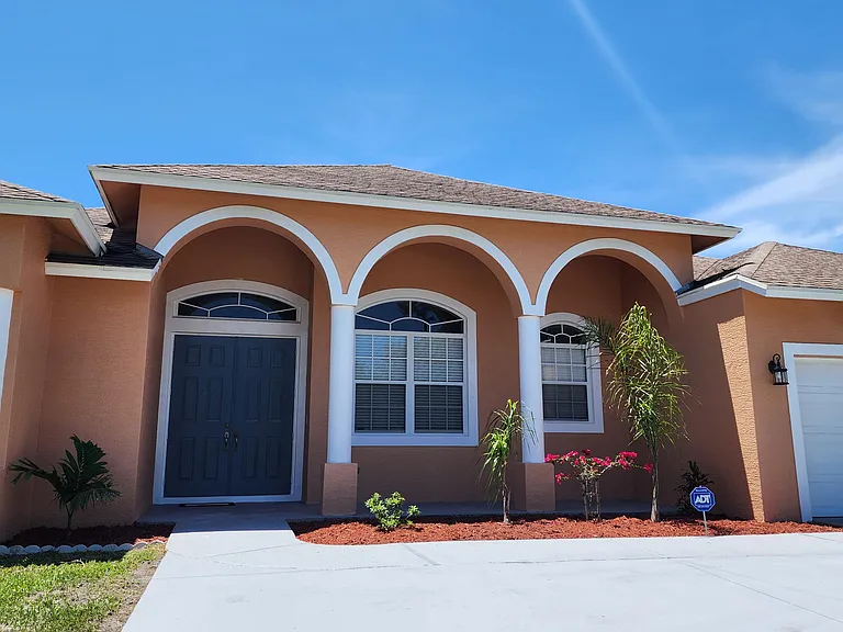 4374 SW Savona Blvd — Photo 2