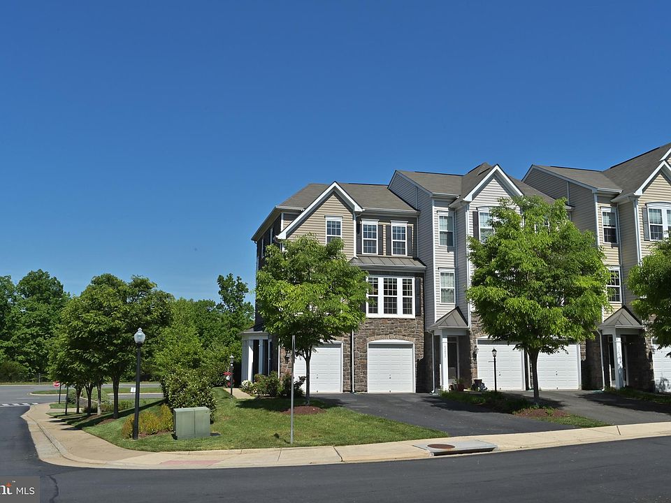 1st image of 42450 Great Heron Sq