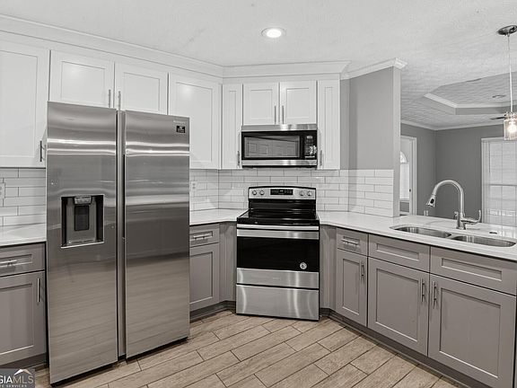 3rd image of 2880 Highpoint Rd