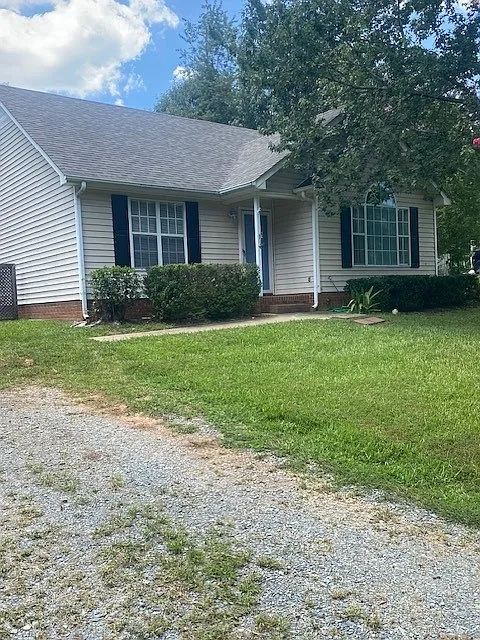 3 bed, 1217 sqft, $1,950 — Photo 2