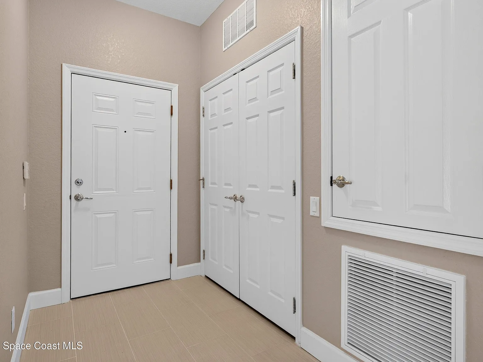 3 bed, 2.0 bath, 1247 sqft, $1,995 — Photo 4