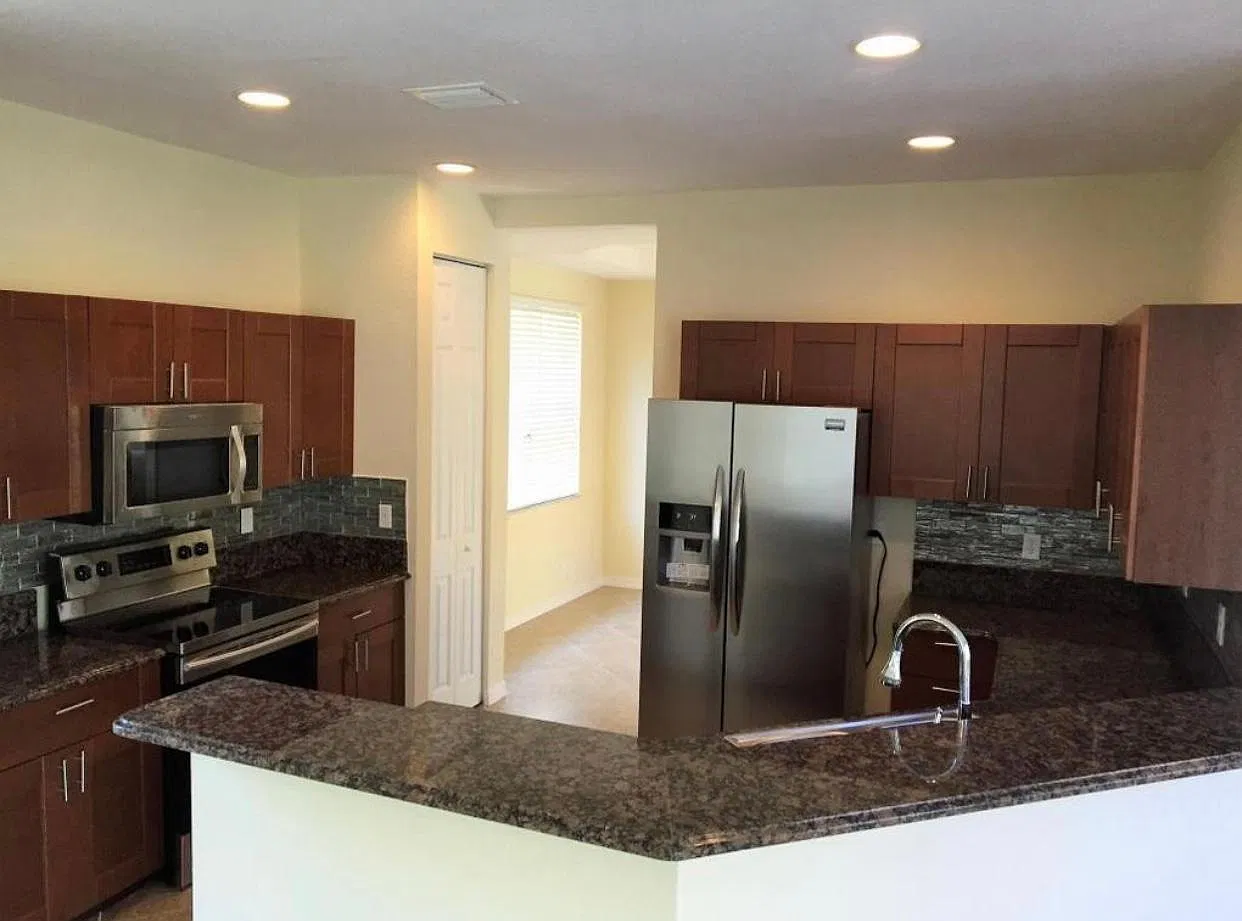 1038 NW Leonardo Cir — Photo 2