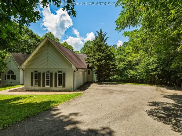 137 Whispering Ln, Fayetteville, WV 25840