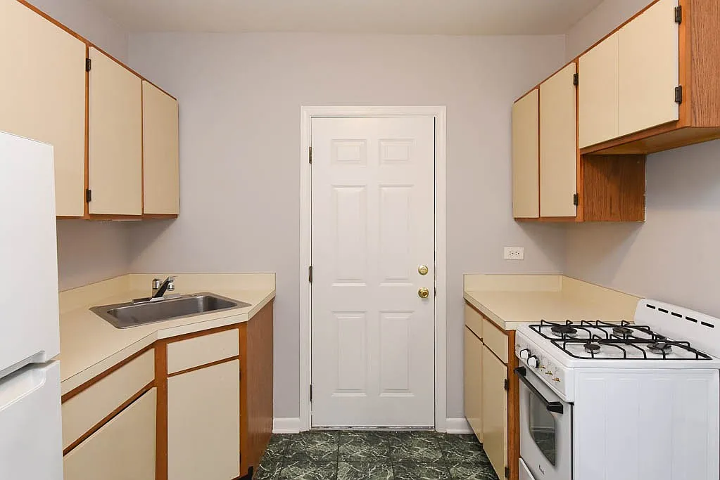 Adorable Studio, 1 Bath at Winthrop + Ardmore (Edgewater) — Photo 2