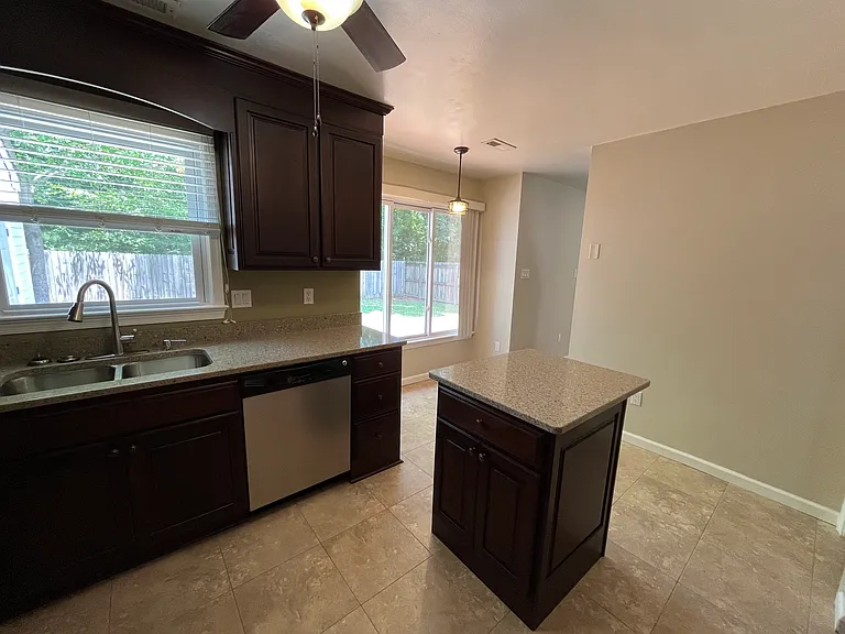 417 Bryan Ct — Photo 6