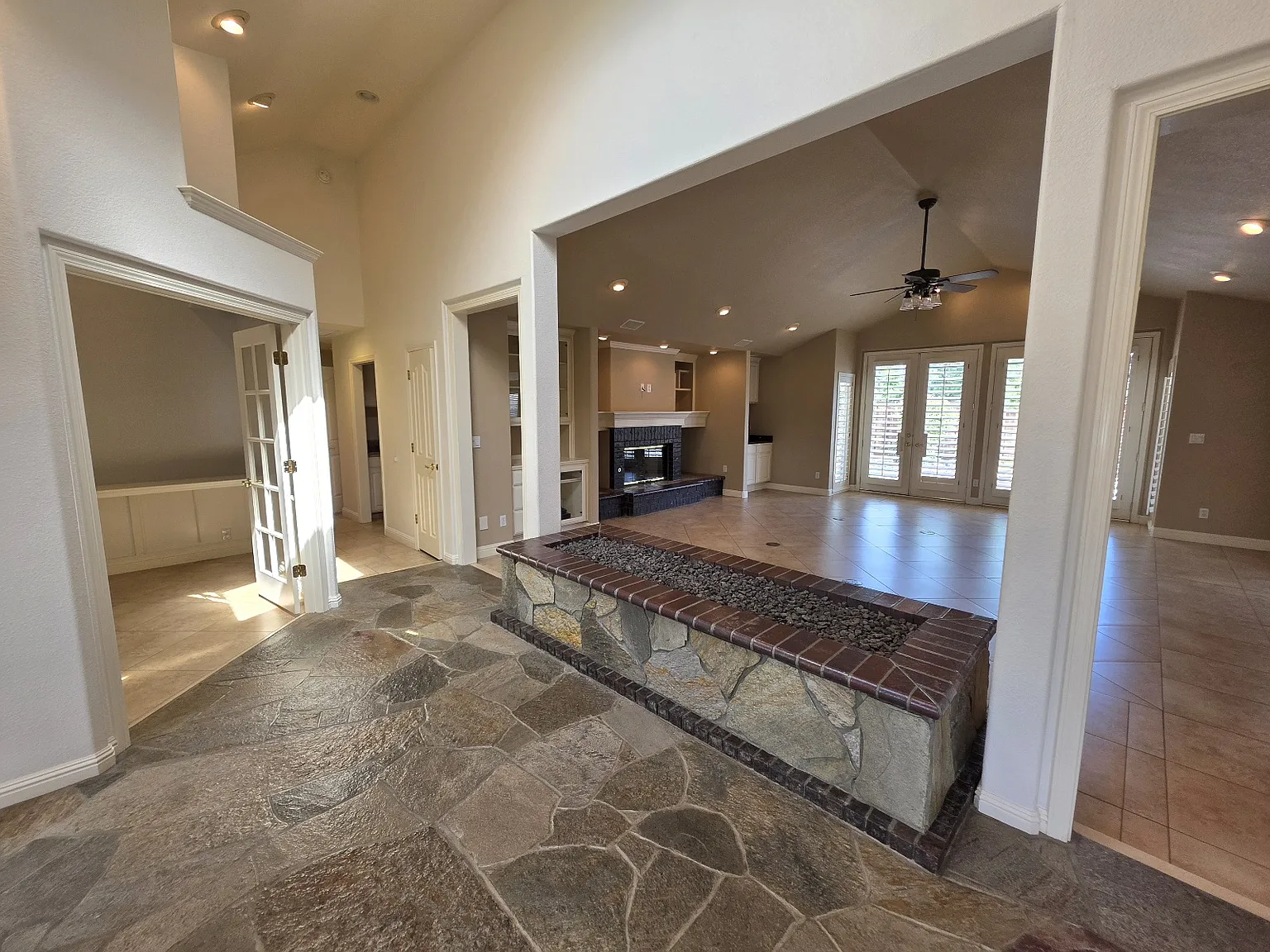 3 bed, 2.5 bath, 2446 sqft, $3,150 — Photo 3
