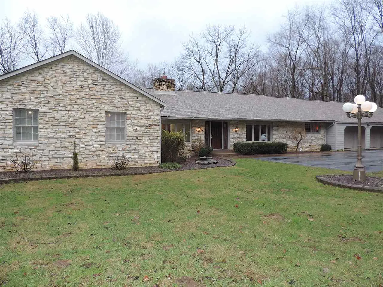 231 Valley Dr photo 1