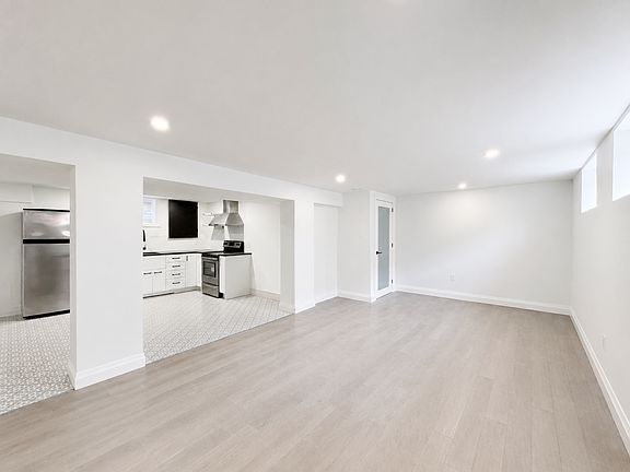 4th image of 908 Fennell Ave E