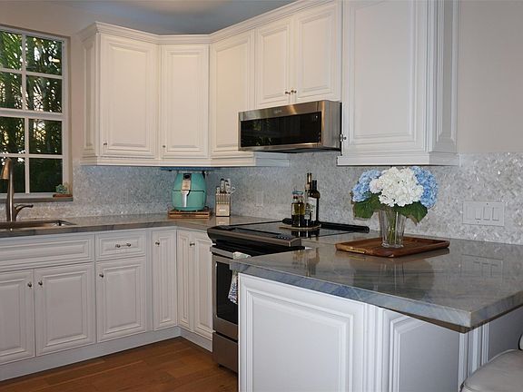 2nd image of 516 SW 10th Street