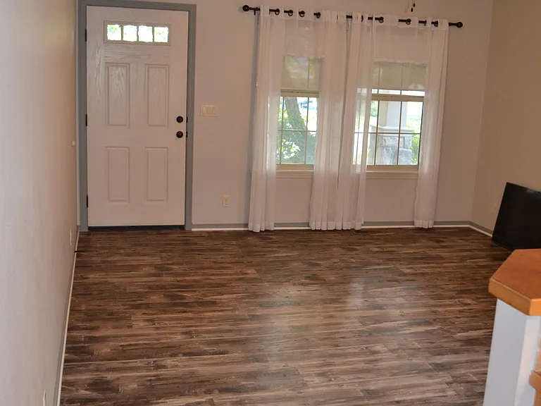 2646 N Larchmont Ave — Photo 5