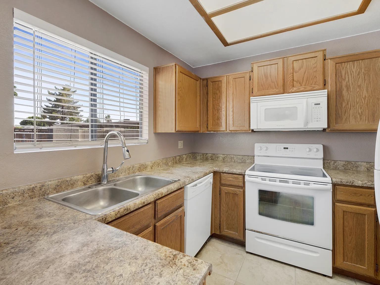 2 bed, 1.5 bath, 950 sqft, $1,699 — Photo 2