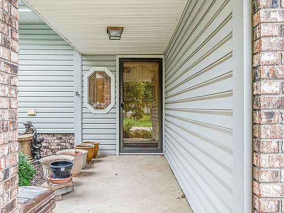 4th image of 15618 Capitol Cir