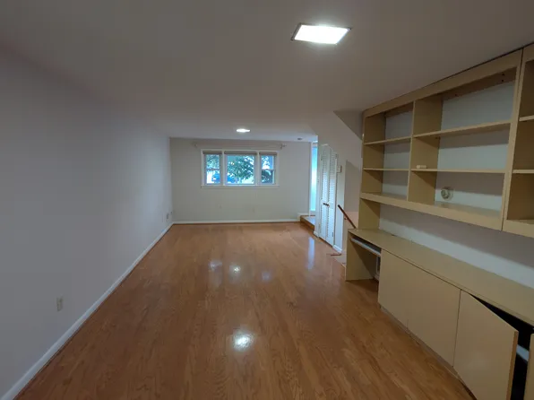 5908 Greentree Rd, Bethesda, MD 20817