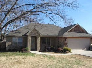 5805 Bryan St, Fayetteville, AR 72704