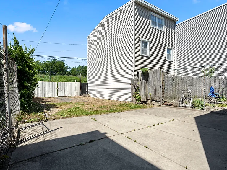 2706 E Somerset St — Photo 34
