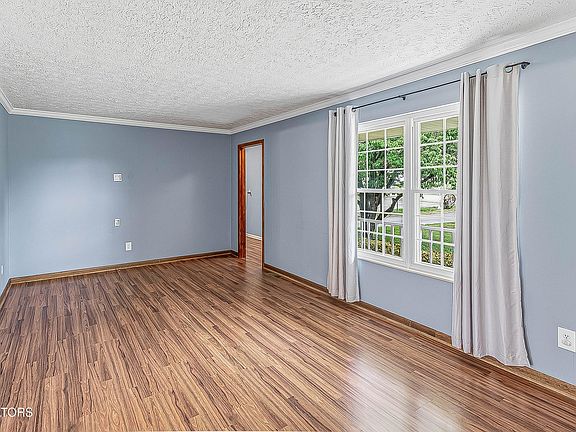 5th image of 301 Foster Dr