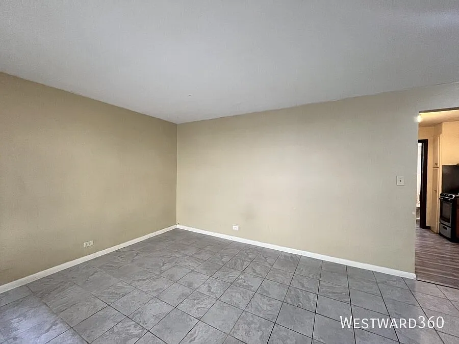 Spacious First Floor 1 Bedroom Apartment — Photo 2